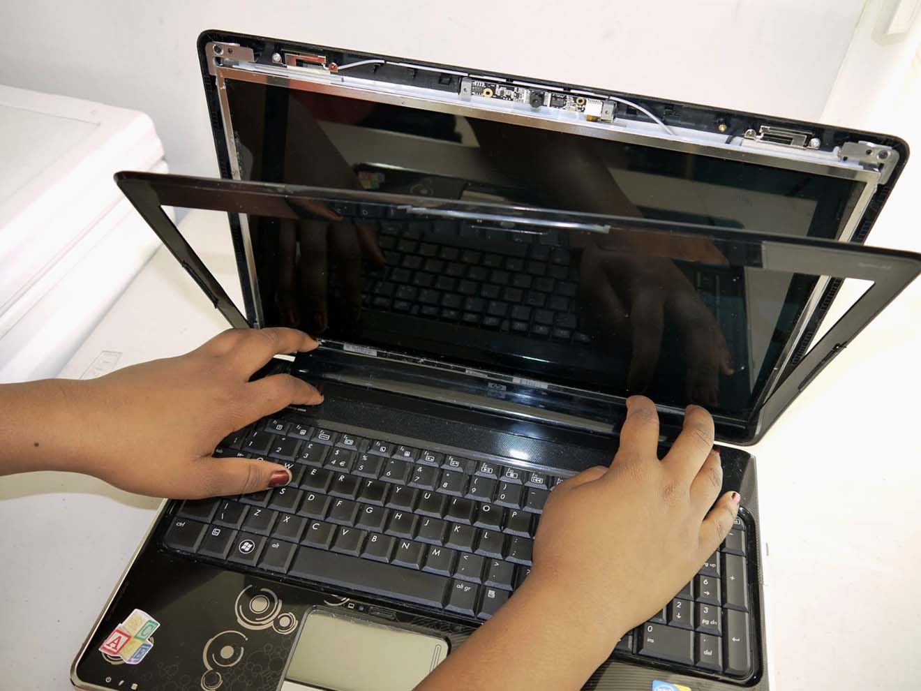 Замена экрана ноутбука HP в Евпатории